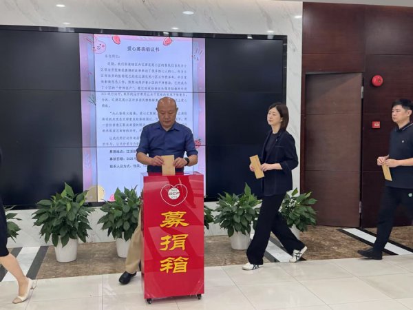 新民晚报头版头条报说念的环卫大姨又收到多笔捐钱