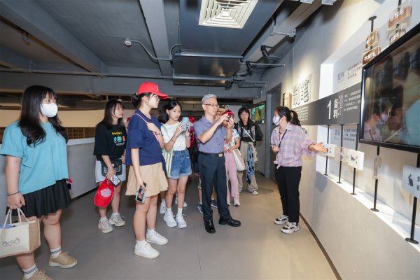 一首《乡愁》动东说念主心，两岸青少年文字传情，书写文化招供