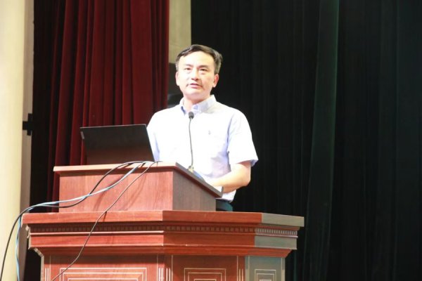 上海独逐一所公办女子中学迎来新校长，由70后范国刚担任